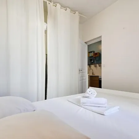 Capucins - T2 Avec Balcon A Noailles, Le Ventre De *