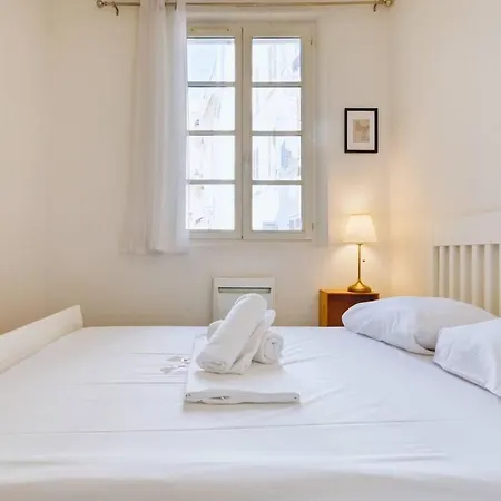 Capucins - T2 Avec Balcon A Noailles, Le Ventre De *